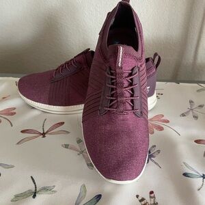 Skechers size 8.5 burgundy in color new never been worn